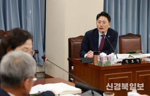 진호건 전남도의원이 농업기술원 김행란 원장에게 질의하고 있다.