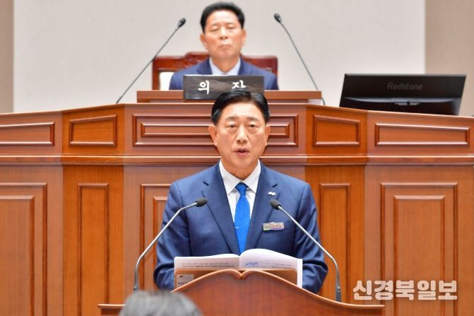 김한종 장성군수가 20일 열린 장성군의회 정례회에서 내년도 예산안에 대해 설명하고 있다. 장성군 제공