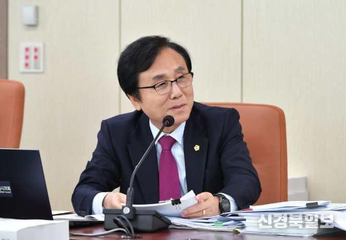 강석주 의원이 서울시 복지실 행정사무감사에서 질의를 하고 있다.