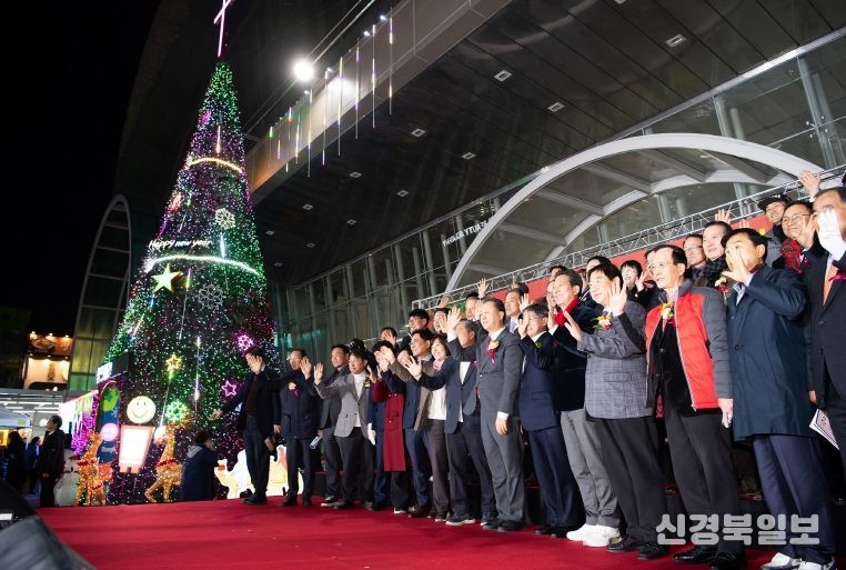 구미역 광장, 성탄트리 밝혀…시민과 함께 따뜻한 겨울 연다(성탄트리, 단체사진)