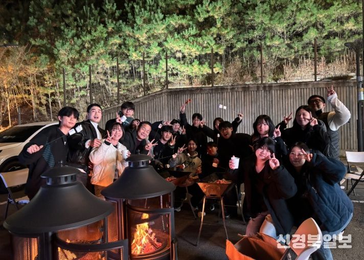 경주시 화랑마을과 대구 수성구청소년수련원 청소년운영위원회가 1박 2일 교류캠프에서 야외 체험 프로그램을 즐기며 기념촬영을 하고 있다