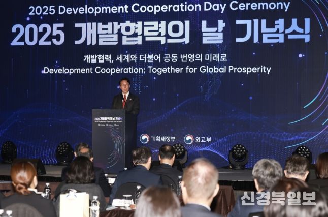 김민석 국무총리가 25일 중구 플라자호텔에서 열린 개발협력의 날 기념식에 참석, 기념사를 하고 있다.