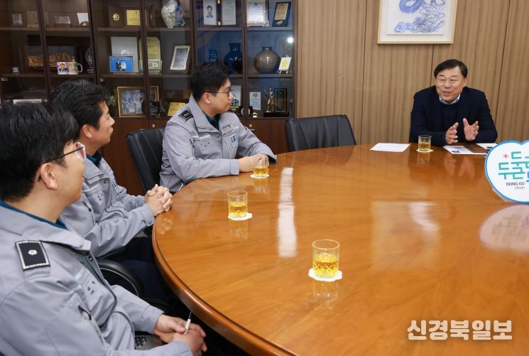 울산 동구는 26일 구청장실에서 김종훈 동구청장과 허규 울산경찰청 기동순찰대장 등이 참석해 연말연시를 맞아 주민 안전을 위한 치안 강화 방안 마련 간담회를 가졌다.