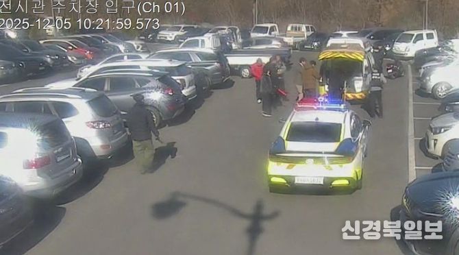 5일 오전 경주 화랑마을 화랑전시관 주차장에서 쓰러진 교육생을 구조하기 위해 119 구급대가 현장에 도착한 모습. 화랑마을 직원들의 신속한 신고와 응급처치로 환자는 의식을 회복한 뒤 병원으로 이송됐다.