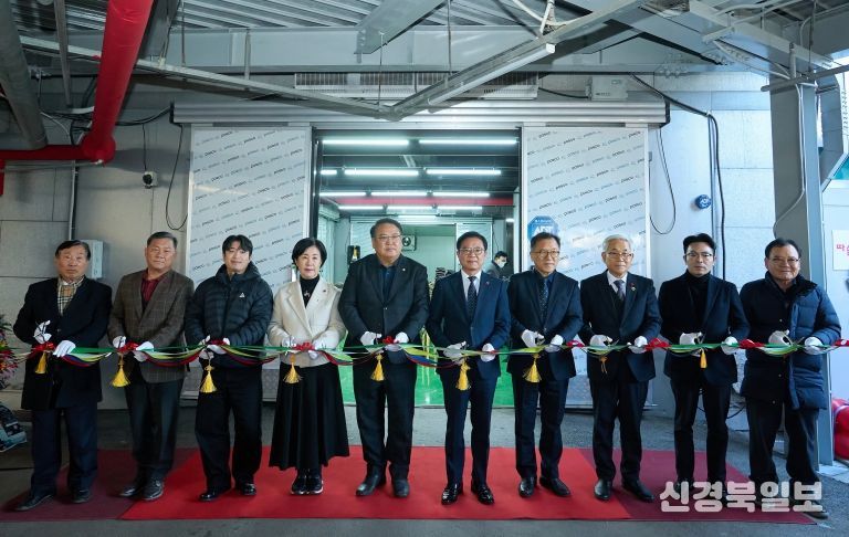 1. 8일 김석필 천안시장 권한대행 부시장이 따숨 푸드뱅크 개소식에 참석해 테이프 커팅식 하고 있다.