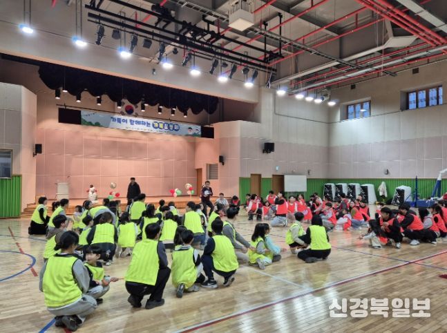 경주시 가족센터가 6일 화랑마을 풍류홀에서 개최한 가족운동회에서 참가 가족들이 팀을 이