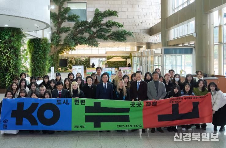 김석필 천안시장 권한대행 부시장이 9일 시청 로비에서 열린 ‘2025 지역개발 공공디자인 연구용역’ 최종보고회 연구 성과 전시를 둘러보고 있다.