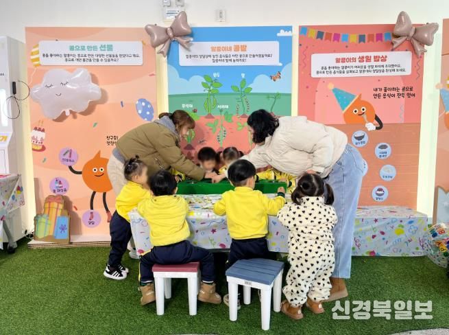 알콩이의 생일파티 전시에서 원아들이 체험을 하고 있다