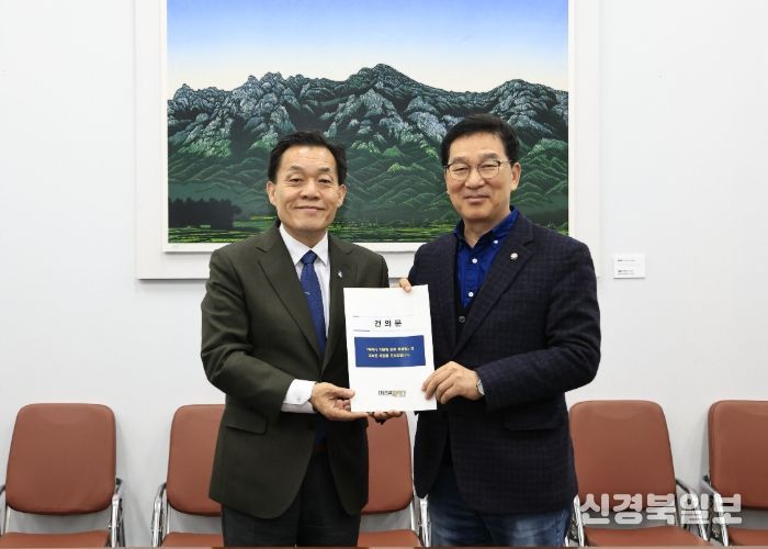이재준 수원시장(왼쪽)이 신정훈 국회 행정안전위원장에게 건의문을 전달하고 있다.