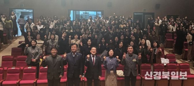 영천시 어린이집연합회는 지난 10일, 청소년수련관에서 보육 교직원 250여 명이 참석한 가운데 화합과 소통을 위한 ‘보육인의 밤’ 행사를 개최했다.