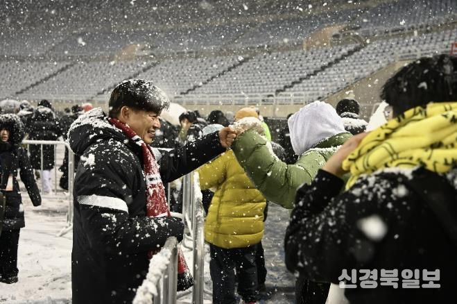 부천FC1995의 승강 PO 1차전이 폭설로 연기된 후 돌아가는 시민들과 조용익 부천시장이 주먹인사를 나누고 있다.