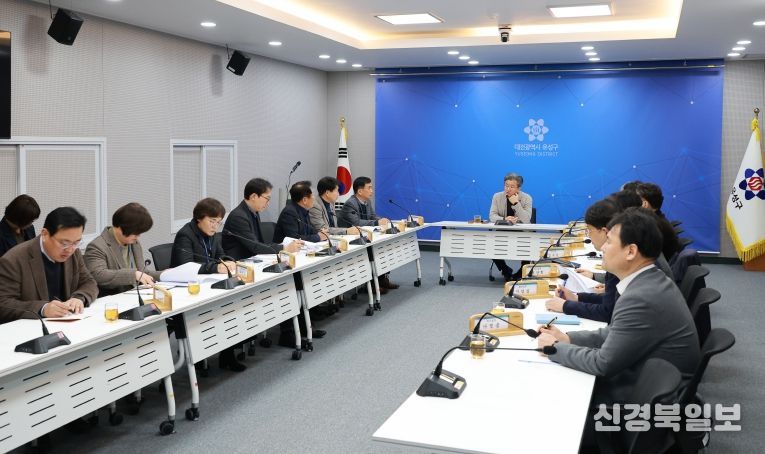 정용래 유성구청장이 15일 오전 주간간부회의를 주재하며 공직선거법 준수를 강조하고 있다.