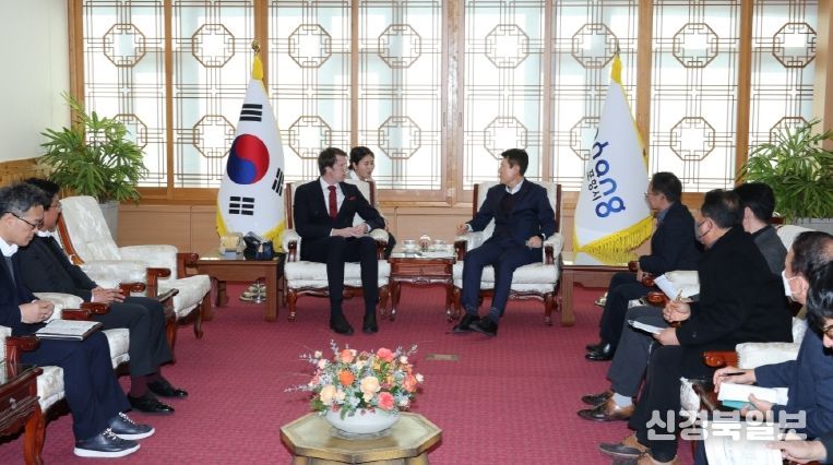 15일 북극경제이사회(Arcticn Economic Council, 이하 AEC) 매즈 크비스트 프레데릭센 사무총장이 포항시청을 방문해 이강덕 포항시장 및 관련 부서 국·과장과 함께 지속가능한 북극권 협력방안을 논의했다.