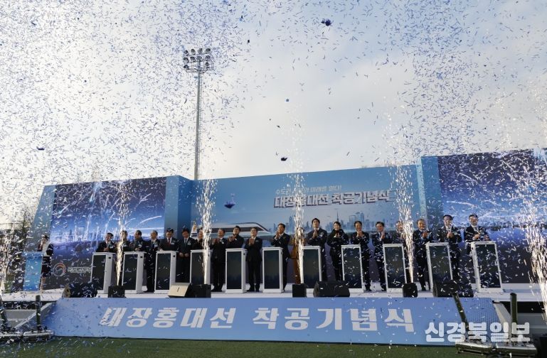 진교훈 서울 강서구청장이 부천시 오정대공원 인조잔디구장에서 열린 ‘대장홍대선 광역철도 착공식’에 참석했다.