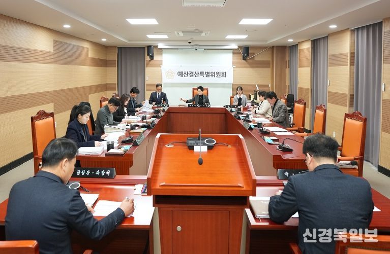 아산시의회 예산결산특별위원회가 각 상임위원회에서 예비 심사를 마친 2026년도 예산안을 제3차 회의에서 심사·의결하고 있다.