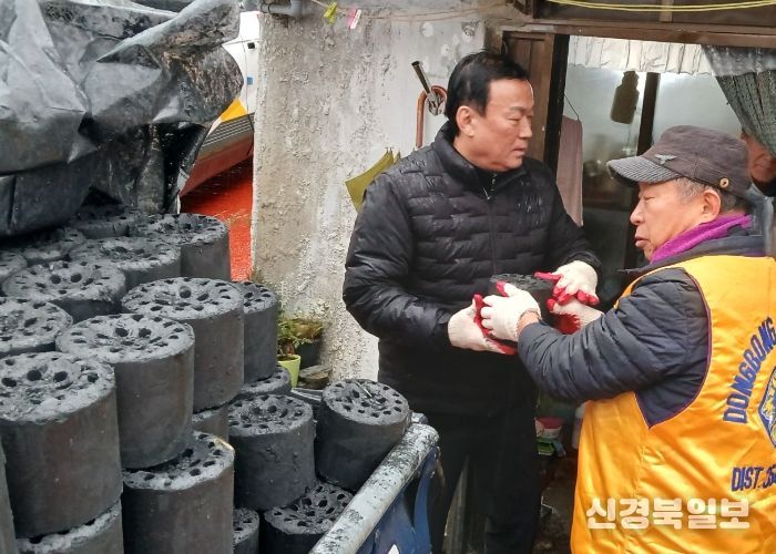 심재억 강북구의회 도시복지위원장, ‘사랑의 연탄’ 나눔 봉사 참여... “함께 살아가는 따뜻한 온기 되길”