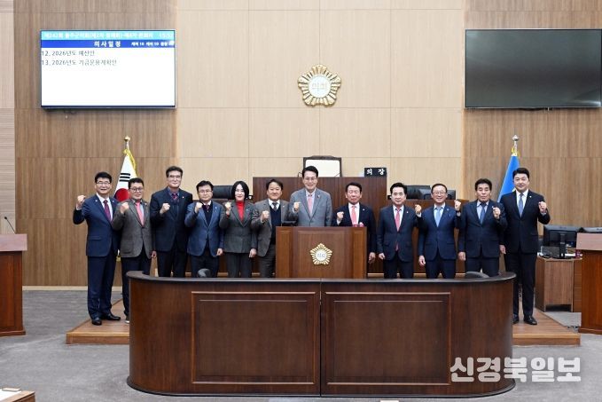19일 울주군의회 의사당 본회의장에서 열린 제242회 정례회 제4차 본회의를 통해 올 한해 공식 의정활동을 마무리한 울주군의회 최길영 의장을 비롯한 의원들이 이순걸 군수와 기념촬영을 하고 있다.