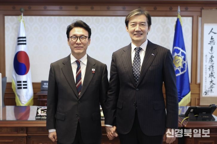 김민석 국무총리가 5일 세종대로 정부서울청사에서 조국, 조국혁신당 대표와 면담을 하고 있다.