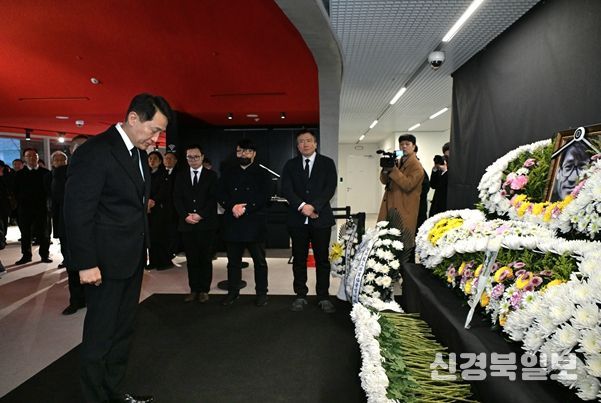 오세훈 서울시장이 6일(화) 충무로 서울영화센터에 마련된 고(故) 안성기 배우 추모공간을 찾아 헌화 후 묵념하고 있다.