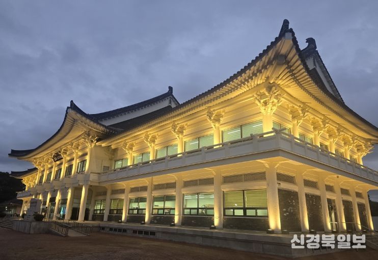 야간 운영을 시작한 경주시 시립도서관 전경