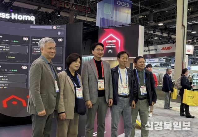 신계용 과천시장(좌측부터 두번째)이 CES 전시장 세라젬 부스에서 기념사진을 찍고 있다