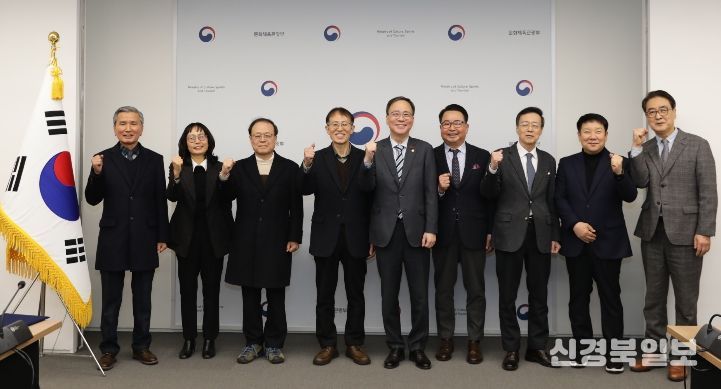 제8기 위원회 위원 위촉(가운데 문체부 김영수 제1차관)