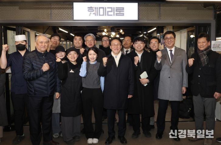김민석 국무총리가 21일 동대문구 경동시장을 방문, 시장을 둘러보고 상인들과의 간담회를 주재하고 있다.