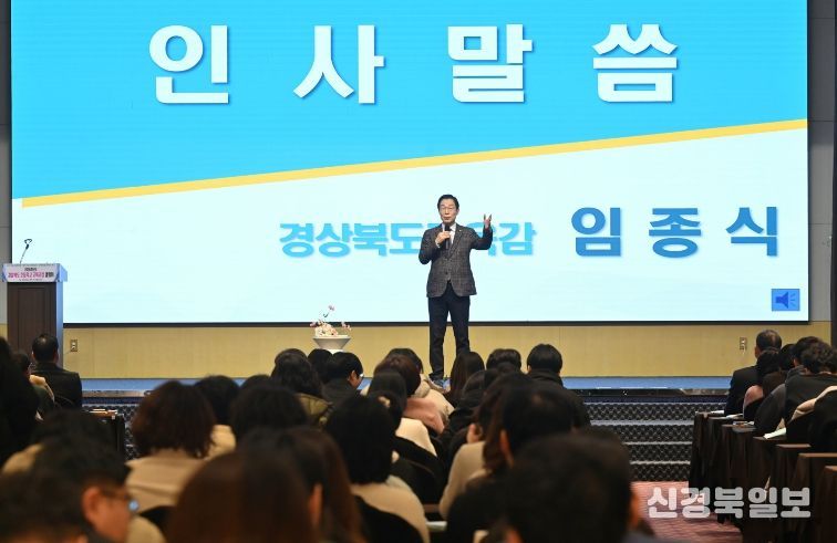 경북교육청, 2026학년도 초등학교 교육과정 설명회 개최(학교가 설계하는 2026 초등학교 교육과정 길 열다)(현장 사례와 정책을 연결해 교육과정 운영 방향 공유)(인사말하고 있는 임종식 교육감)