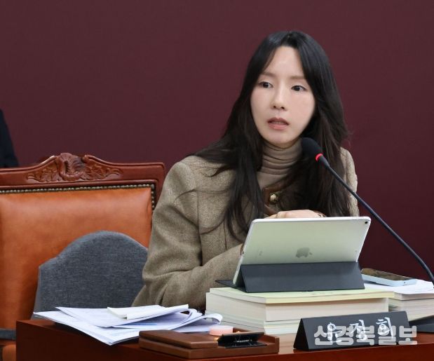 예산결산위원회에서 발언하는 윤정회 의원