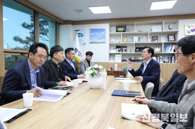 23일 진행된 행정안전부 주관 2026년 재난관리평가 현장평가에서 정명근 화성특례시장이 평가단과 인터뷰를 하고 있다.