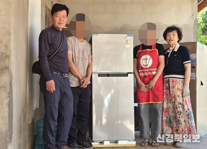 영덕군 팔각산 절임배추 영농조합법인 백성규 대표와 임원이 라오스를 찾아 함께한 계절근로자에게 냉장고를 전달하고 있다.