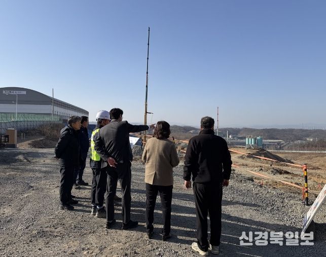 포항시가 지역 내 사업장을 대상으로 설 연휴 대비 환경오염 예방 특별점검을 하고 있다.