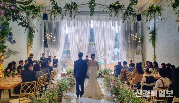 ‘작지만 특별한 결혼식’ 지원사업을 통해 결혼하는 신혼부부 모습.