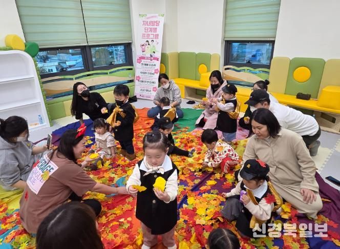 공동육아나눔터에서 보호자와 아이들이 함께 놀이 활동에 참여하는 모습