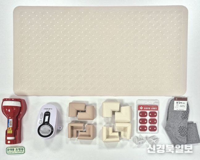 포항시북구치매안심센터는 치매 환자 대상자 가구에 주거환경 안전 물품(미끄럼방지매트, 모서리방지가드, 손전등 등)을 제공하고 있다.