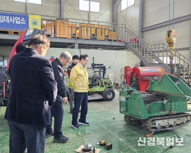 시 관계자들이 농기계임대사업소를 방문해 현장 점검을 하고 있다.
