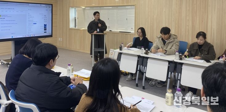 영천시 읍면동 통합돌봄 사업 담당자들이 역량 강화 교육을 듣고 있다.