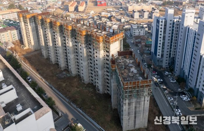20년 넘게 공사가 중단된 채 방치돼 온 북삼 JK아파트 전경.