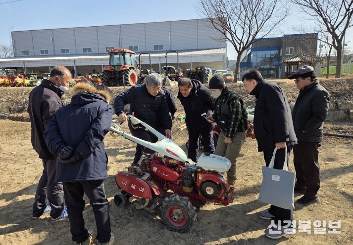농업기계 현장실무교육에서 농업인들이 농기계 사용 방법과 안전사고 예방 요령을 배우고 있다.
