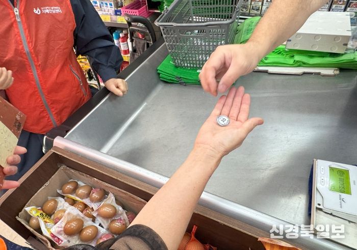 경증치매 어르신들이 치매안심마트에서 장보기 체험활동에 참여하고 있다.