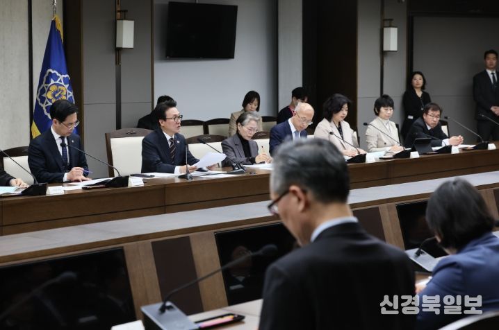 김민석 국무총리가 25일 세종 다솜로 정부세종청사에서 열린 세종특별자치시지원위원회의를 주재하고 있다.