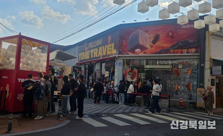 페리카나 팝업스토어 입장을 기다리는 방문객