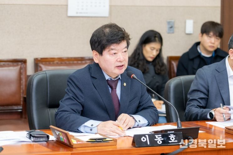 강남구의회 이동호 의원이 제332회 임시회 경제도시위원회 회의에서 조례 제정을 제안하고 있다.