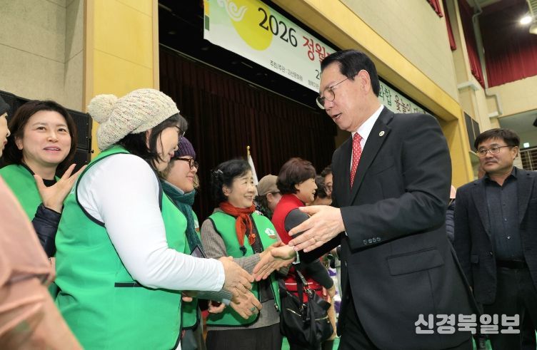 27일 괴산국민체육센터 정월대보름 군민화합 행사에서 송인헌 괴산군수가 군민들과 인사를 나누고 있다.