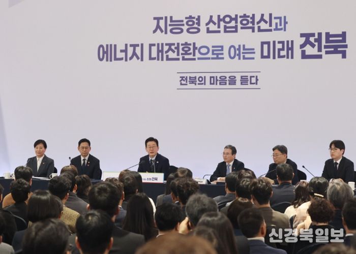 이재명 대통령이 27일 전북특별자치도 전주시 전북대학교에서 열린 '전북의 마음을 듣다' 타운홀미팅 간담회에서 발언하고 있다 사진제공=전북사진기자단