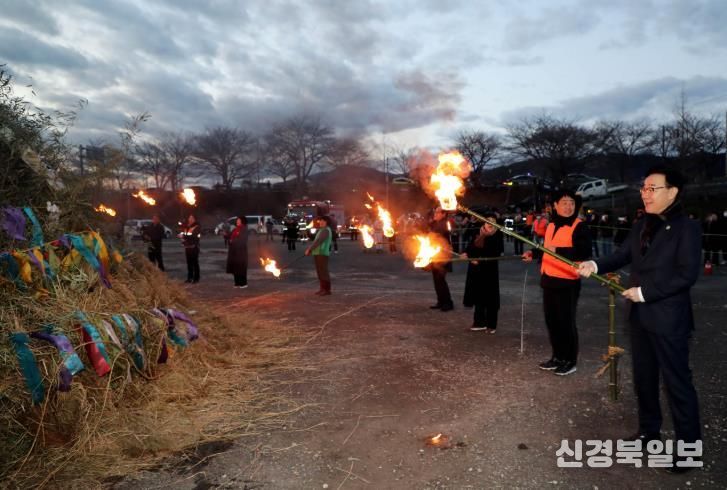 하동군 곳곳 밝힌 정월대보름 달집태우기..군민 안녕과 풍년 기원