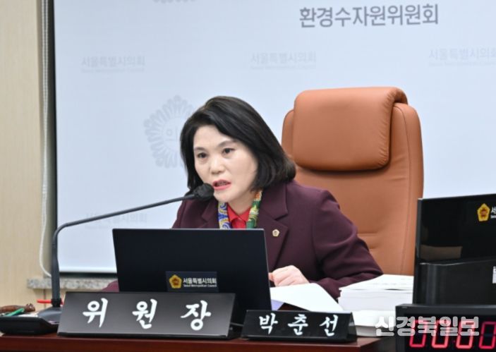 상임위 회의에서 발언하는 박춘선 부위원장