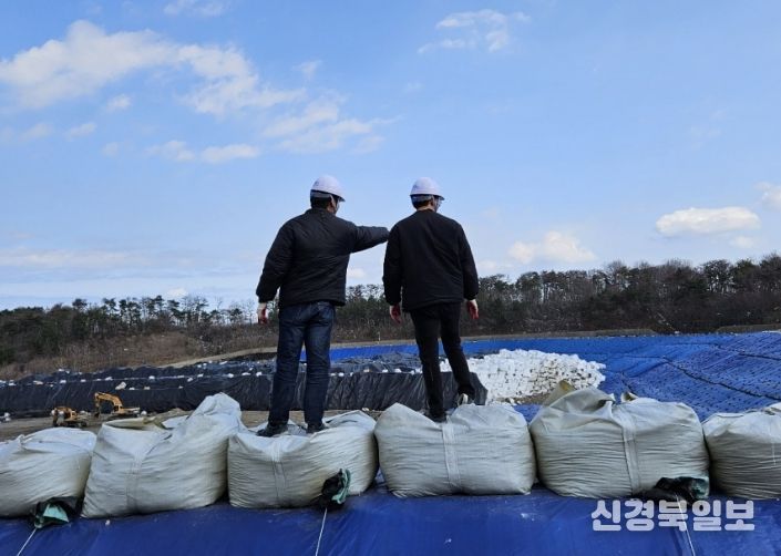 점검반이 해빙기를 맞아 생활폐기물 처리시설 안전점검 실시중인 모습.