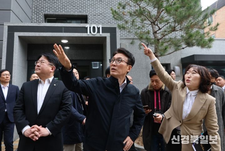 김민석 국무총리가 6일 관악구 관악봉천 청년 공공임대주택(행복주택) 점검 및 입주 청년들과의 간담회를 주재하고 있다.