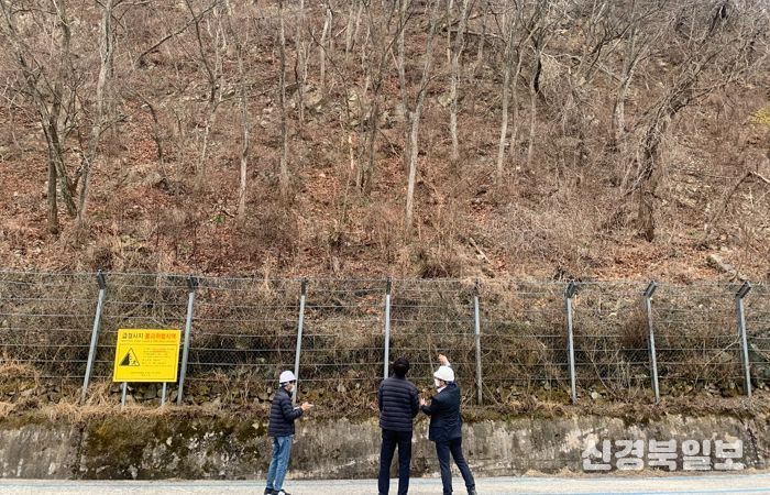 경주시 관계자와 안전관리자문단이 해빙기를 맞아 산사태 취약지역 현장을 방문해 지반 상태와 사면 붕괴 위험 여부 등을 점검하고 있다